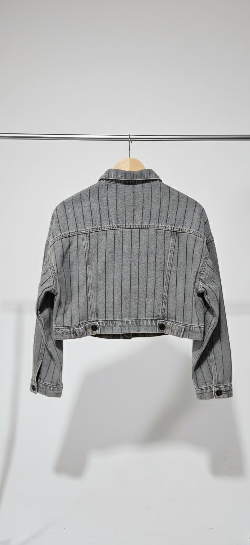 Jaqueta Jeans Sawary Cropped – Cinza Mesclado com Listras